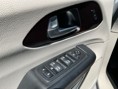 Used 2018 Chrysler Pacifica Limited FWD image 19