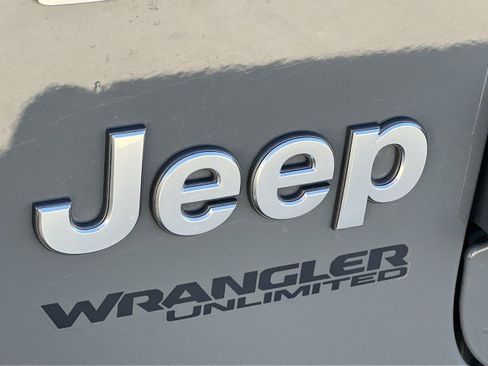 Used 2020 Jeep Wrangler Unlimited Sahara image 31