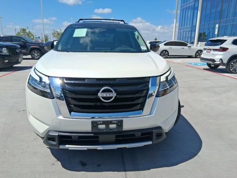 Used 2023 Nissan Pathfinder Platinum FWD image 2