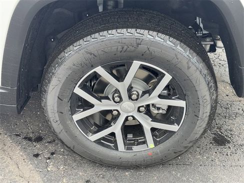 New 2025 Jeep Grand Cherokee Limited image 11