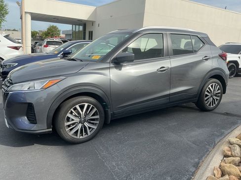 Used 2022 Nissan Kicks SV image 2