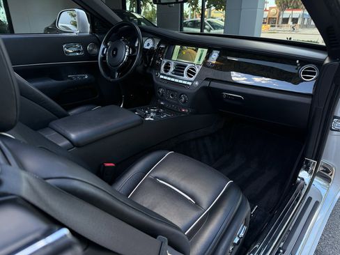 Used 2017 Rolls-Royce Dawn image 32