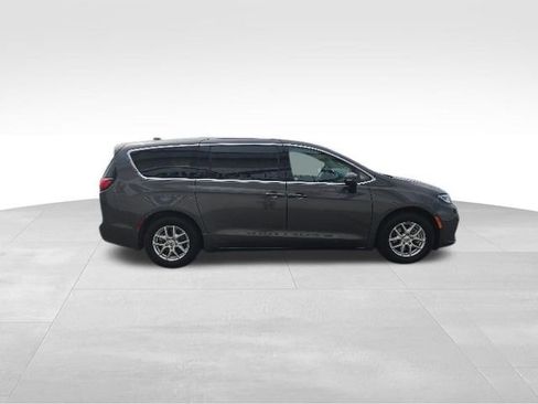 Used 2023 Chrysler Pacifica Touring-L FWD image 6