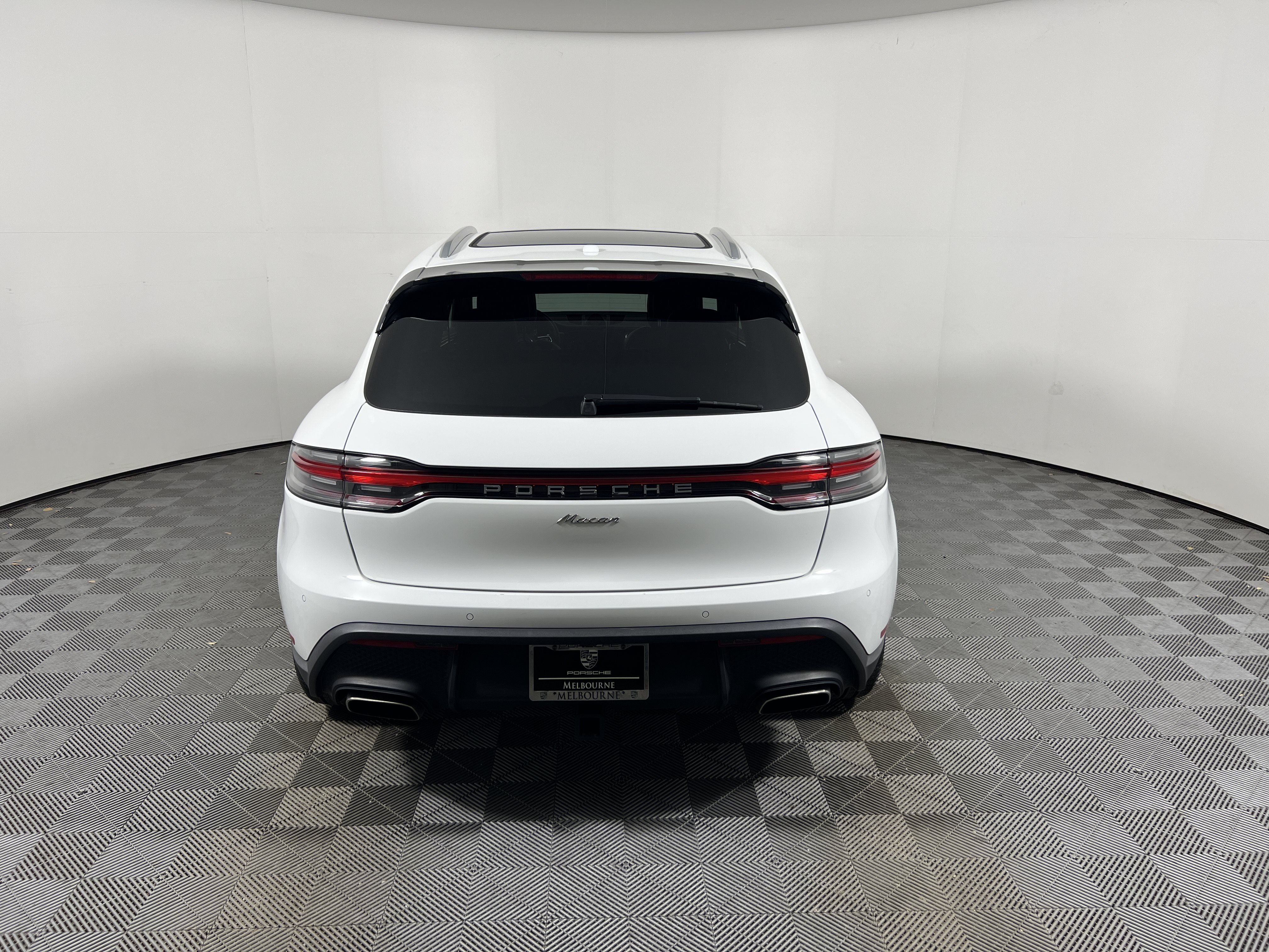 Certified 2024 Porsche Macan AWD/4WD image 3