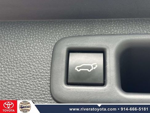 Used 2021 Toyota Highlander XLE AWD/4WD image 16