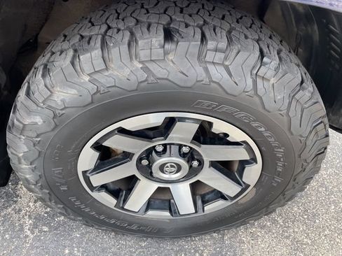 Used 2019 Toyota 4Runner TRD Off-Road Premium AWD/4WD image 19