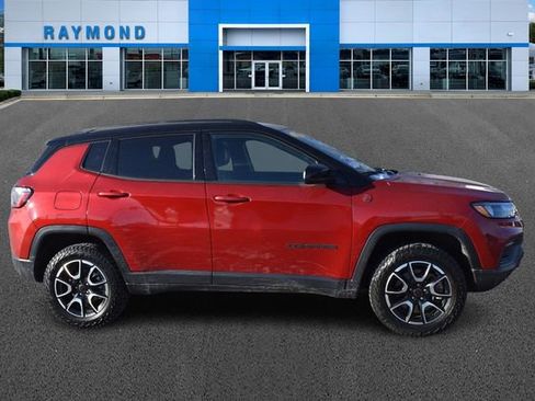 Used 2025 Jeep Compass Trailhawk AWD/4WD image 2