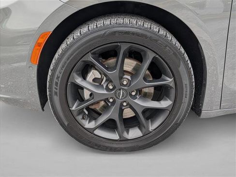 Used 2021 Chrysler Pacifica Limited w/ Uconnect Theater Family Group image 27