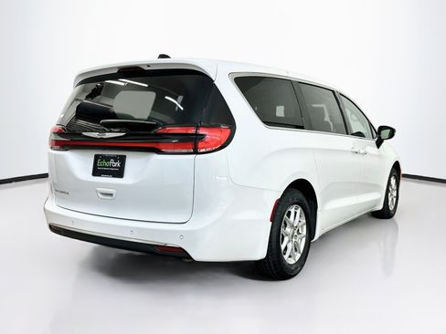 Used 2024 Chrysler Pacifica Touring-L FWD image 9
