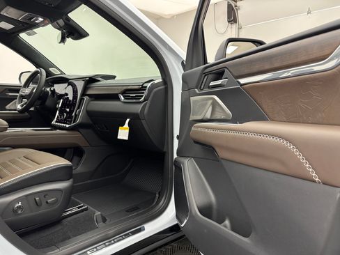 New 2027 GMC Acadia Denali Ultimate w/ LPO, Floor Liner Package AWD/4WD image 39