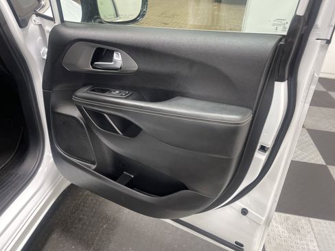 Used 2025 Chrysler Pacifica Select image 22