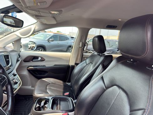 Used 2018 Chrysler Pacifica Touring-L w/ Tire & Wheel Group FWD image 26
