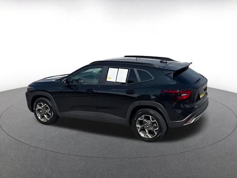 Used 2025 Chevrolet Trax LT w/ LT Convenience Package FWD image 9