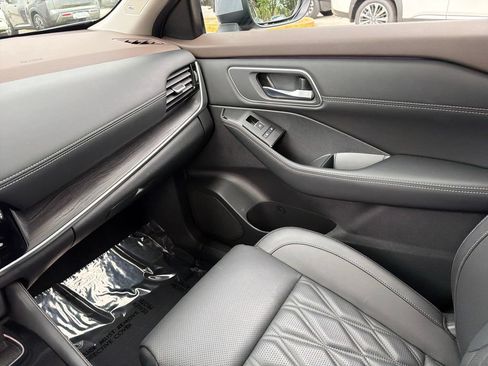 Certified 2023 Nissan Rogue Platinum w/ Platinum Premium Package FWD image 31