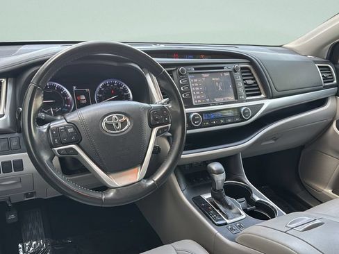Used 2019 Toyota Highlander XLE AWD/4WD image 22