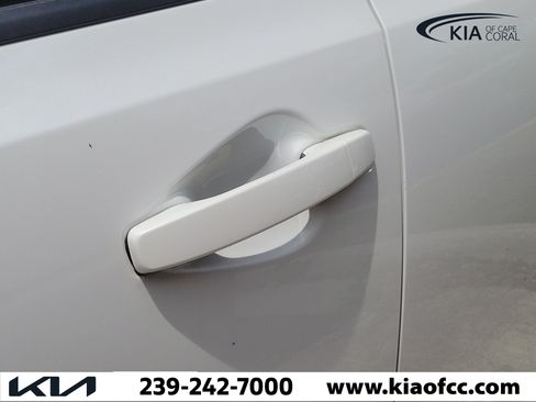 Used 2025 Kia Soul LX FWD image 7