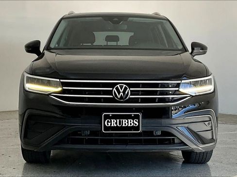 Used 2023 Volkswagen Tiguan SE w/ Panoramic Sunroof Package image 6