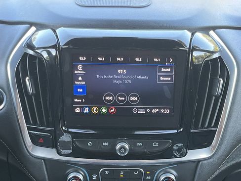 Used 2023 Chevrolet Traverse LT FWD image 3