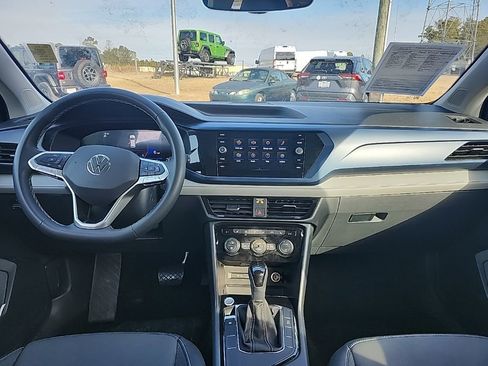 Used 2024 Volkswagen Taos SE image 3