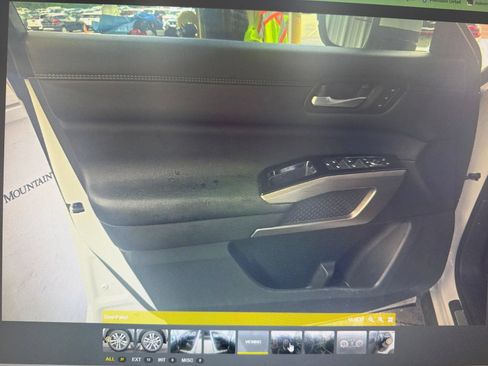 Used 2025 Nissan Pathfinder Platinum w/ Black Appearance Package AWD/4WD image 13