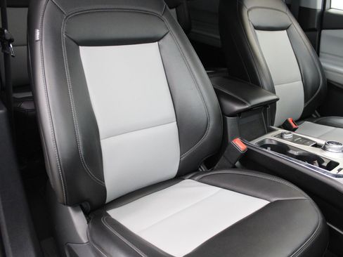 Used 2022 Ford Explorer XLT w/ Equipment Group 202A image 27