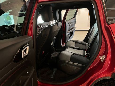 Used 2025 Jeep Compass Trailhawk AWD/4WD image 25