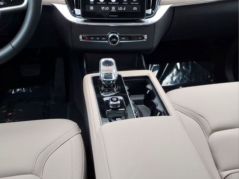 Certified 2026 Volvo XC90 B6 Plus AWD/4WD image 14