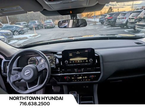 Used 2025 Nissan Pathfinder SV image 6