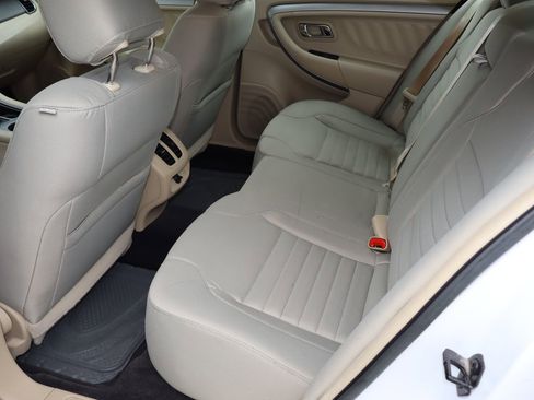 Used 2018 Ford Taurus SE FWD image 5