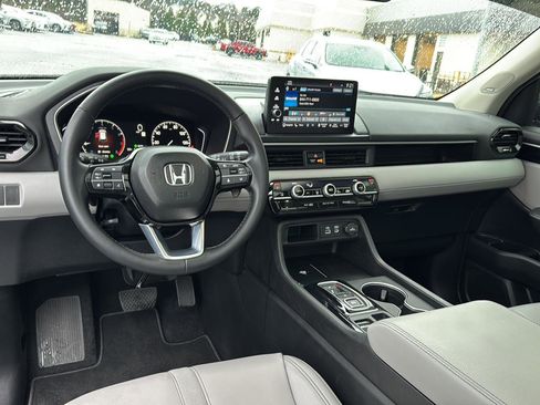 Used 2025 Honda Pilot Touring image 16