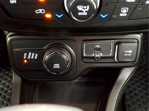 Used 2020 Jeep Renegade Latitude w/ Cold Weather Group AWD/4WD image 14