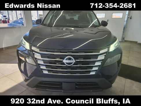 Used 2025 Nissan Rogue SV image 3