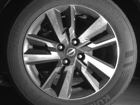 Used 2025 Nissan Versa SV image 14