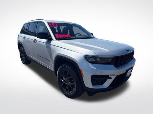 Used 2025 Jeep Grand Cherokee Altitude AWD/4WD image 7