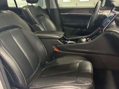 Used 2023 Jeep Grand Cherokee Limited w/ Black Appearance Package AWD/4WD image 43