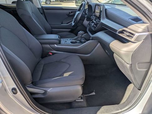 Used 2024 Toyota Highlander LE AWD/4WD image 17