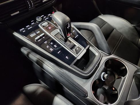 Used 2022 Porsche Cayenne image 40