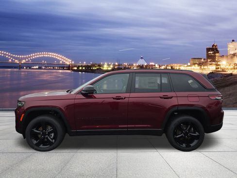 New 2025 Jeep Grand Cherokee LAREDO 4WD image 2