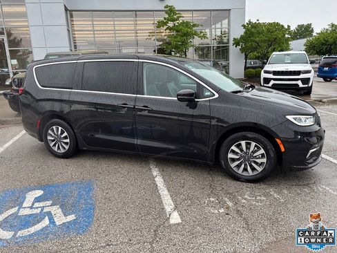 Used 2023 Chrysler Pacifica Touring-L FWD image 29