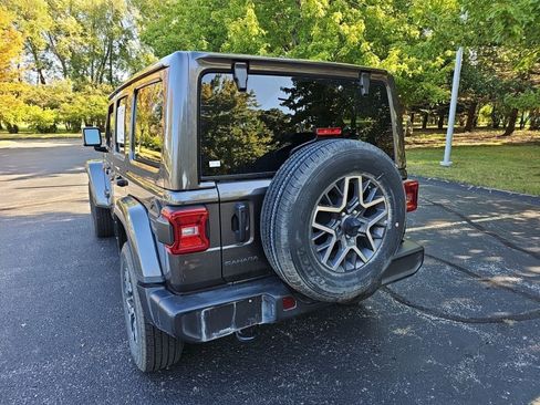 Used 2025 Jeep Wrangler Unlimited Sahara AWD/4WD image 3