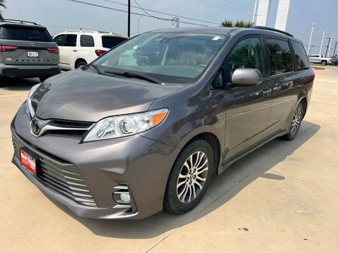 Used 2020 Toyota Sienna XLE Premium FWD image 3