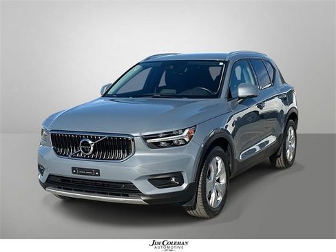 Used 2021 Volvo XC40 T4 Momentum w/ Premium Package image 1