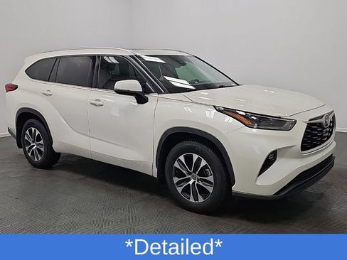Used 2021 Toyota Highlander XLE AWD/4WD image 2