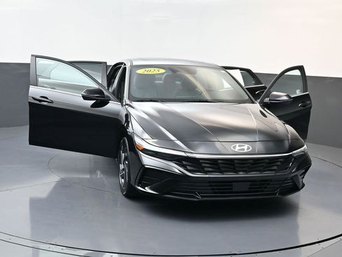 Certified 2025 Hyundai Elantra Limited image 24
