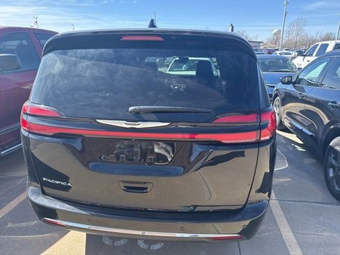 Used 2025 Chrysler Pacifica Select image 5