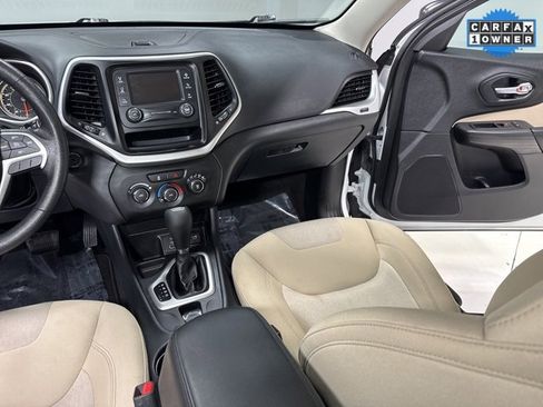 Used 2016 Jeep Cherokee Sport image 17