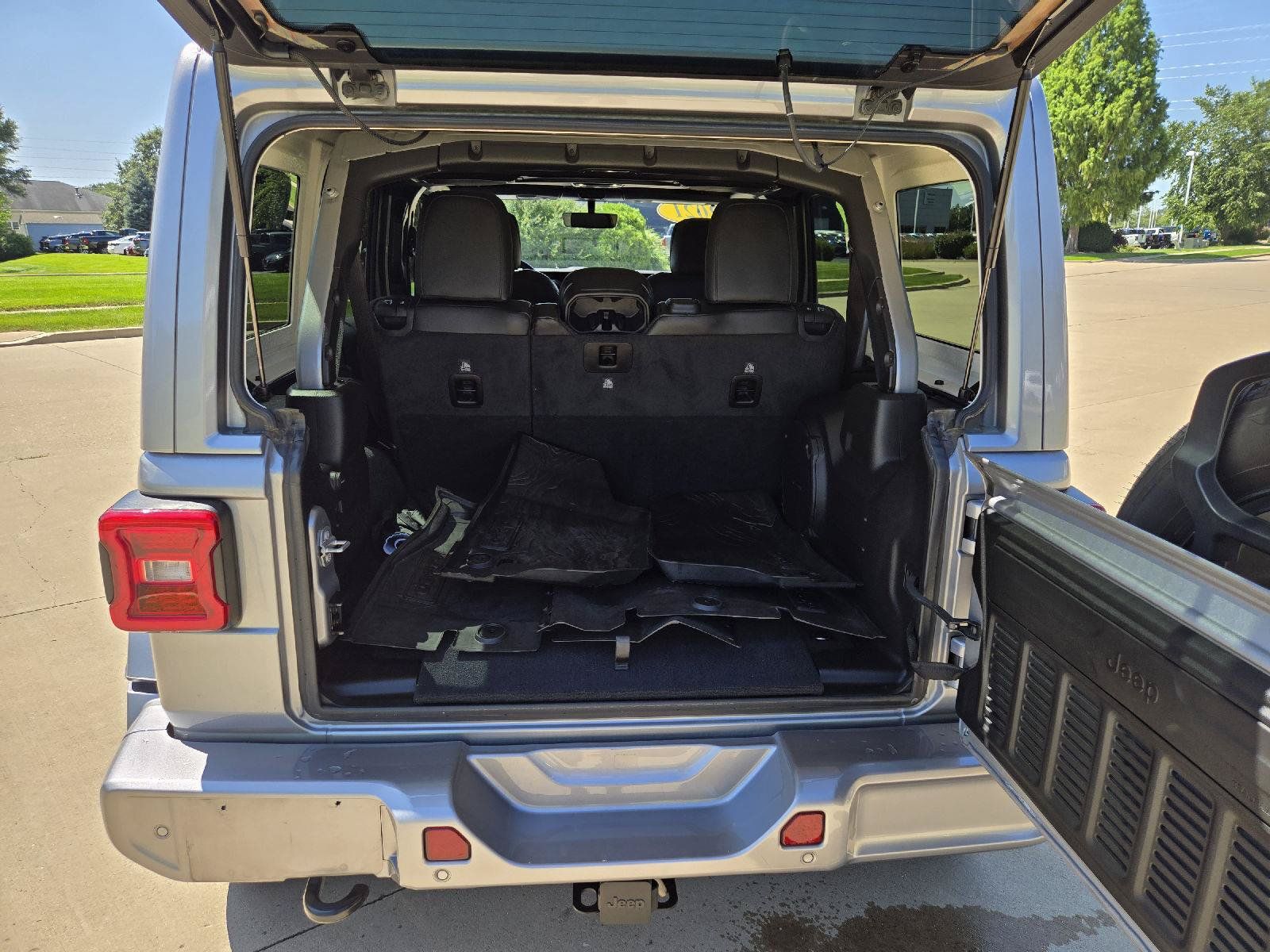 Used 2021 Jeep Wrangler Unlimited Sahara AWD/4WD image 9