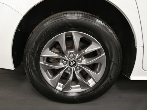 Used 2024 Toyota Sienna XLE FWD image 33