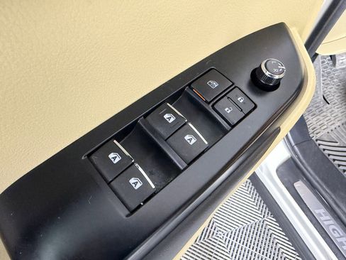 Used 2015 Toyota Highlander Limited w/ Driver Technology Package image 22