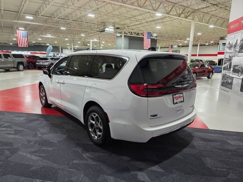 Used 2024 Chrysler Pacifica Limited AWD/4WD image 6